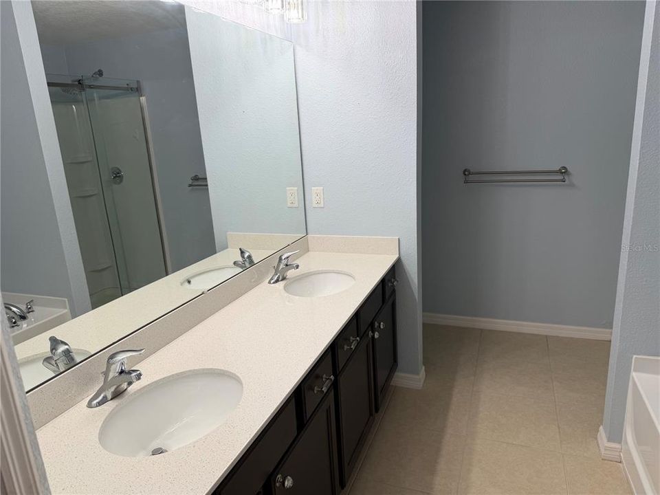 For Rent: $2,200 (4 beds, 2 baths, 1870 Square Feet)