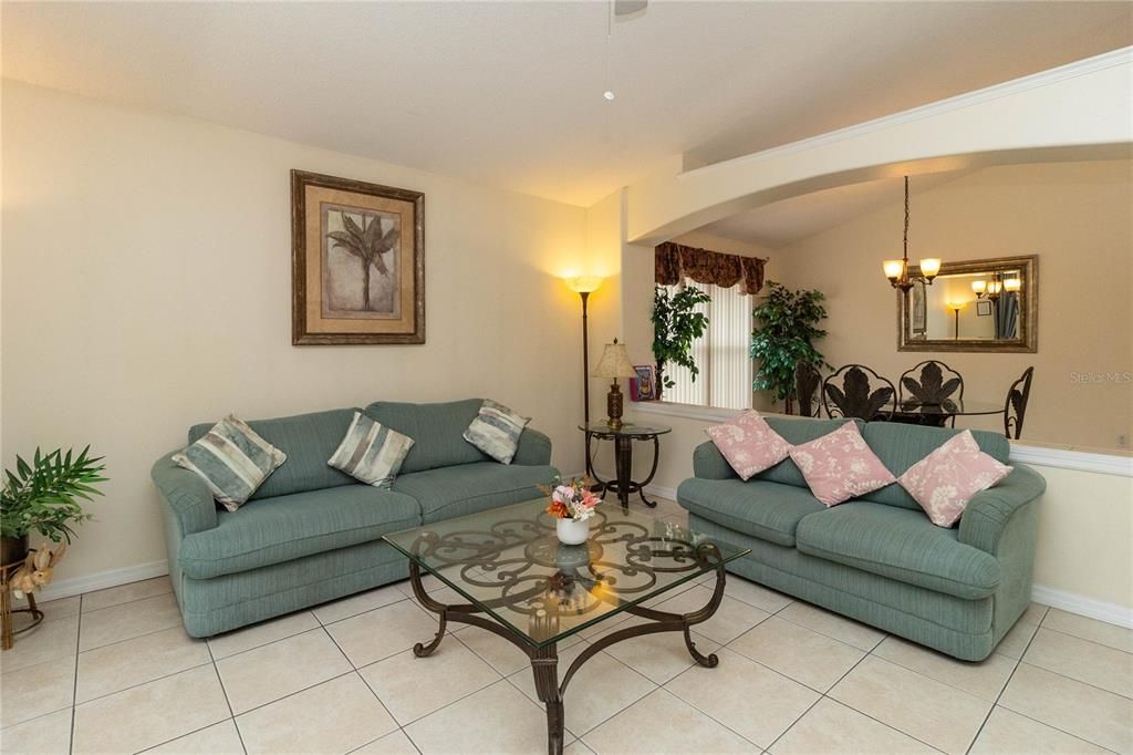 En Venta: $429,000 (4 camas, 2 baños, 1822 Pies cuadrados)