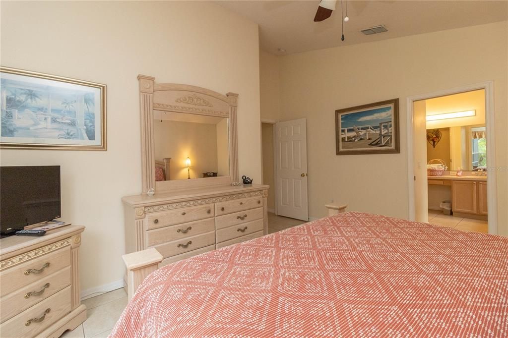 En Venta: $429,000 (4 camas, 2 baños, 1822 Pies cuadrados)