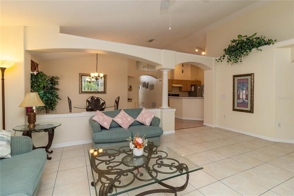 En Venta: $429,000 (4 camas, 2 baños, 1822 Pies cuadrados)