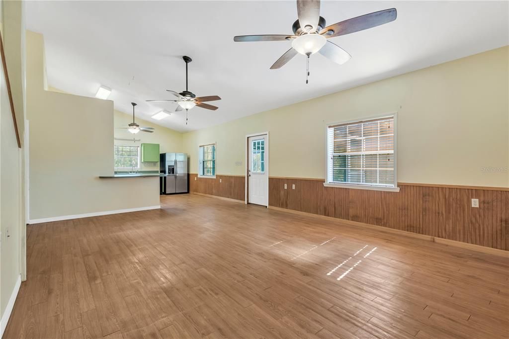 For Sale: $850,000 (4 beds, 1 baths, 2561 Square Feet)