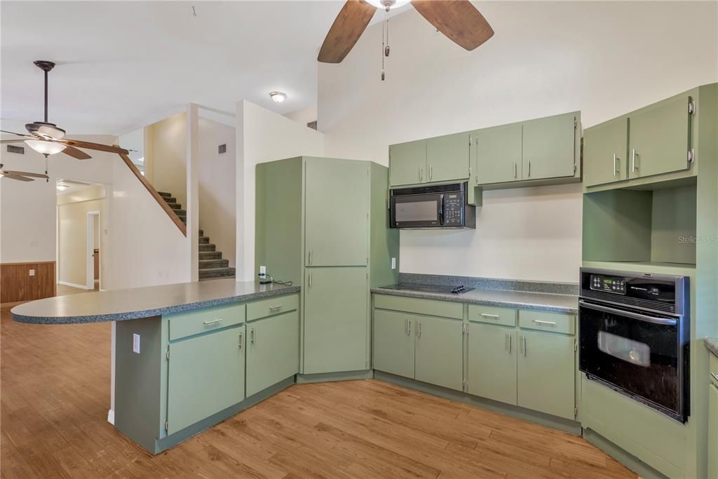 For Sale: $850,000 (4 beds, 1 baths, 2561 Square Feet)