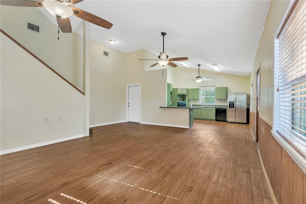 For Sale: $850,000 (4 beds, 1 baths, 2561 Square Feet)