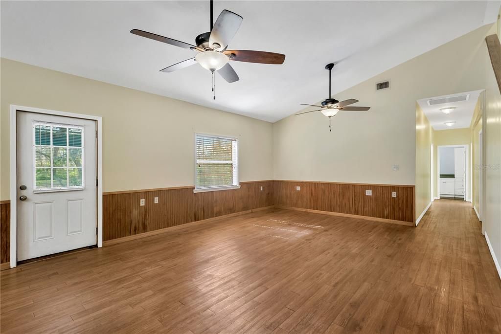 For Sale: $850,000 (4 beds, 1 baths, 2561 Square Feet)