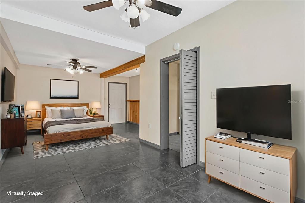 For Sale: $850,000 (4 beds, 1 baths, 2561 Square Feet)