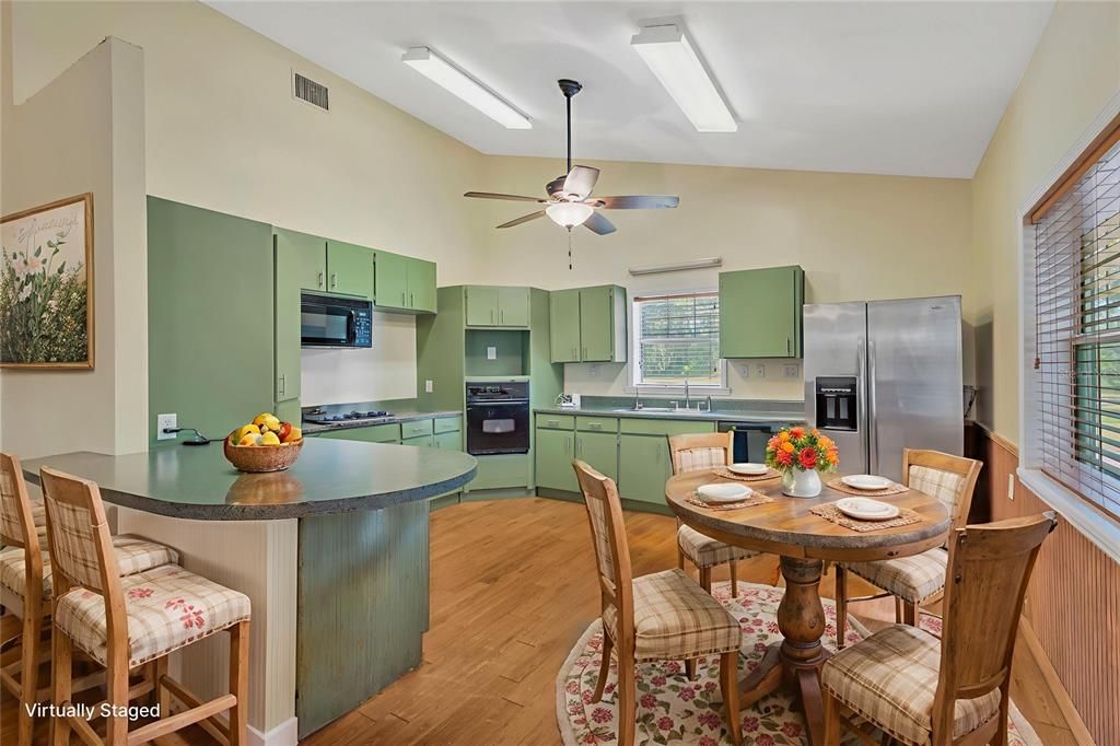 For Sale: $850,000 (4 beds, 1 baths, 2561 Square Feet)