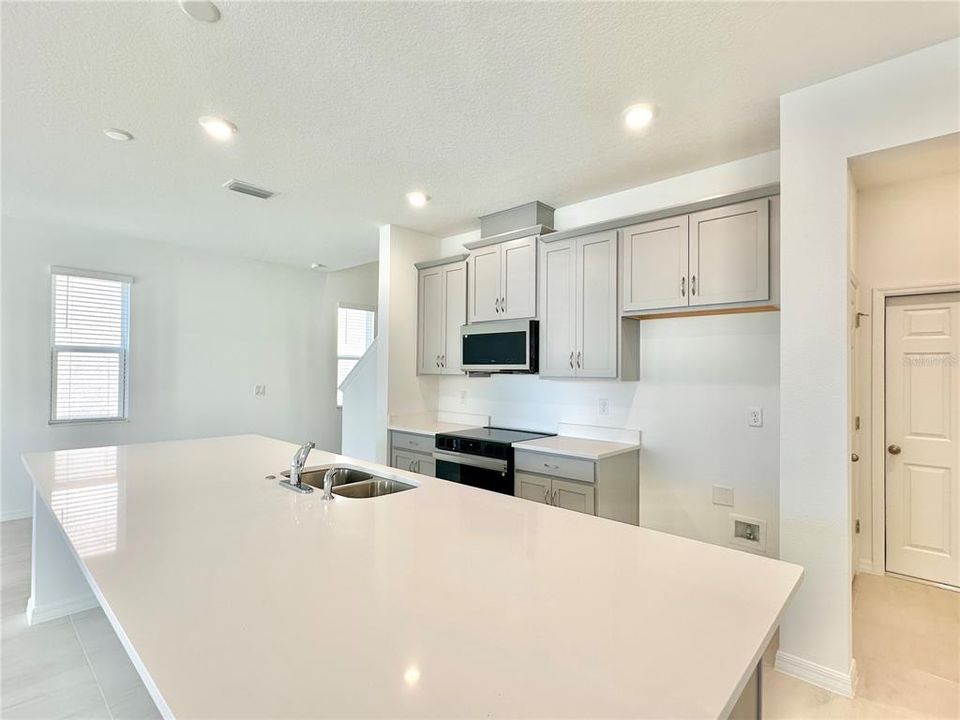 出租: $2,500 (4 贝兹, 2 浴室, 2536 平方英尺)