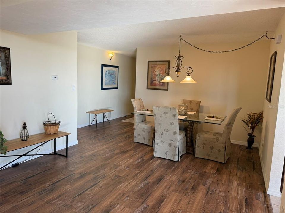 出租: $1,700 (1 贝兹, 1 浴室, 1076 平方英尺)