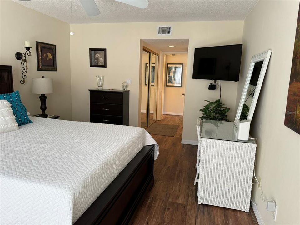 出租: $1,700 (1 贝兹, 1 浴室, 1076 平方英尺)