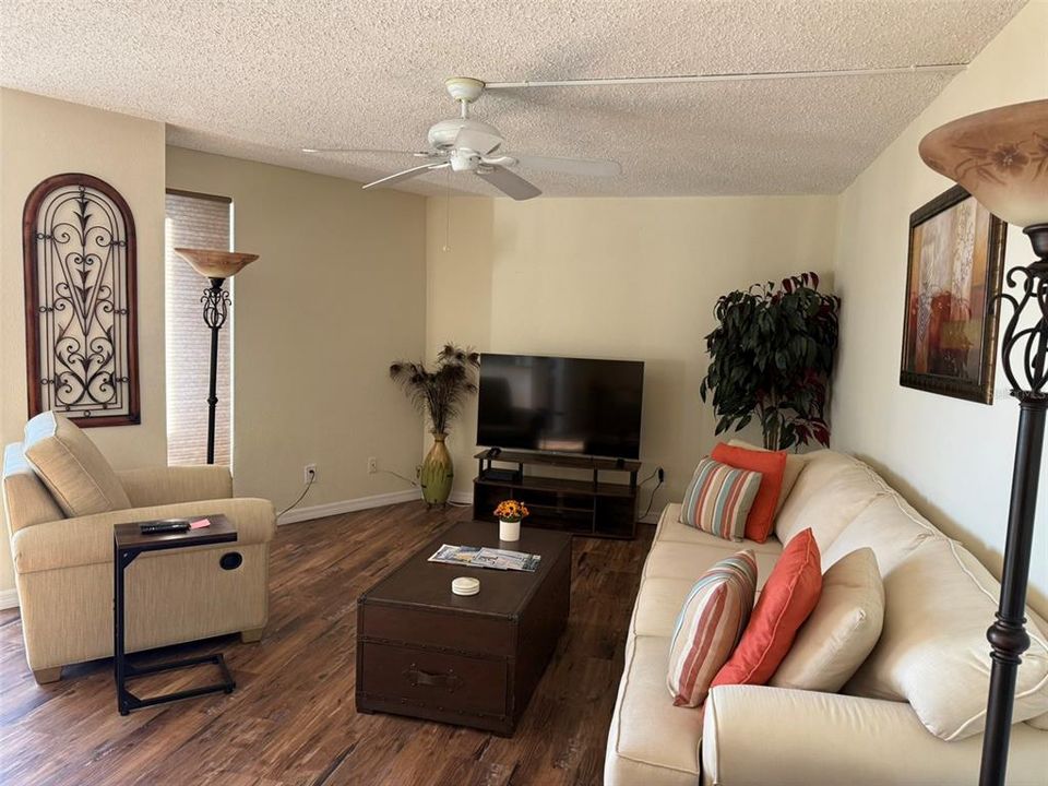 出租: $1,700 (1 贝兹, 1 浴室, 1076 平方英尺)