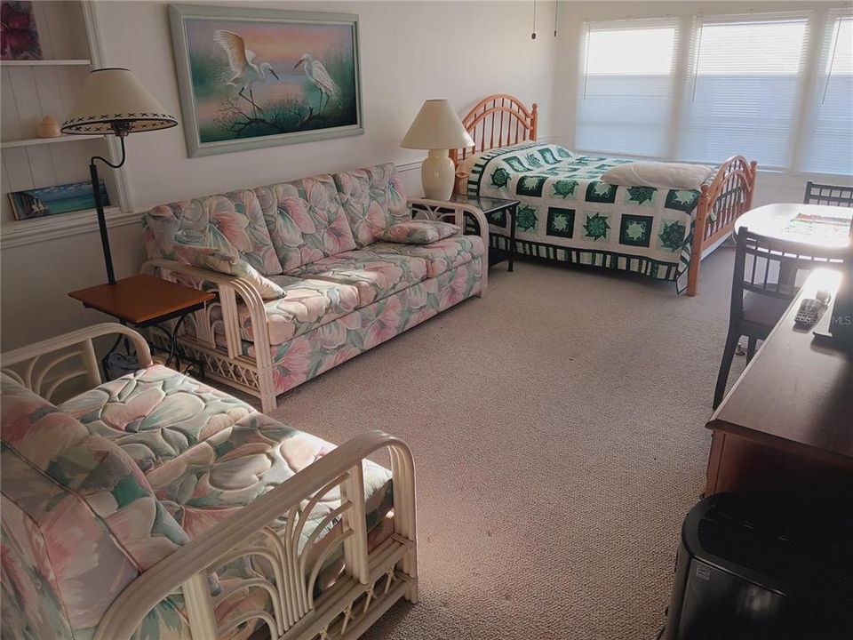 Под контрактом: $157,000 (2 спален, 2 ванн, 984 Квадратных фут)