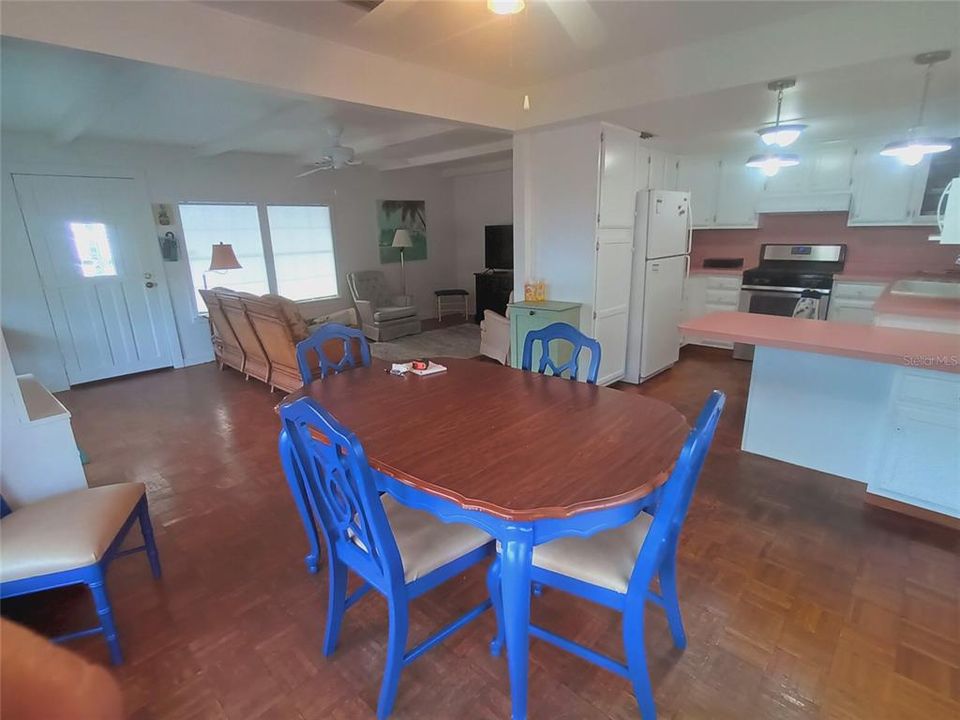 Под контрактом: $157,000 (2 спален, 2 ванн, 984 Квадратных фут)