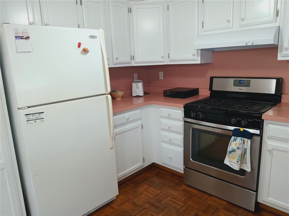 Под контрактом: $157,000 (2 спален, 2 ванн, 984 Квадратных фут)