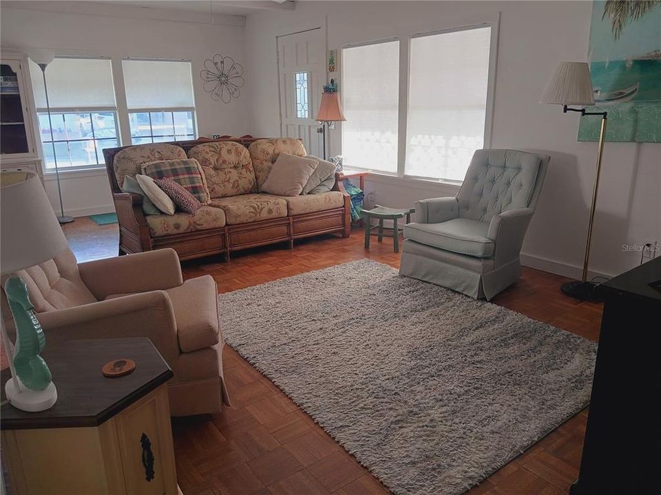 Под контрактом: $157,000 (2 спален, 2 ванн, 984 Квадратных фут)