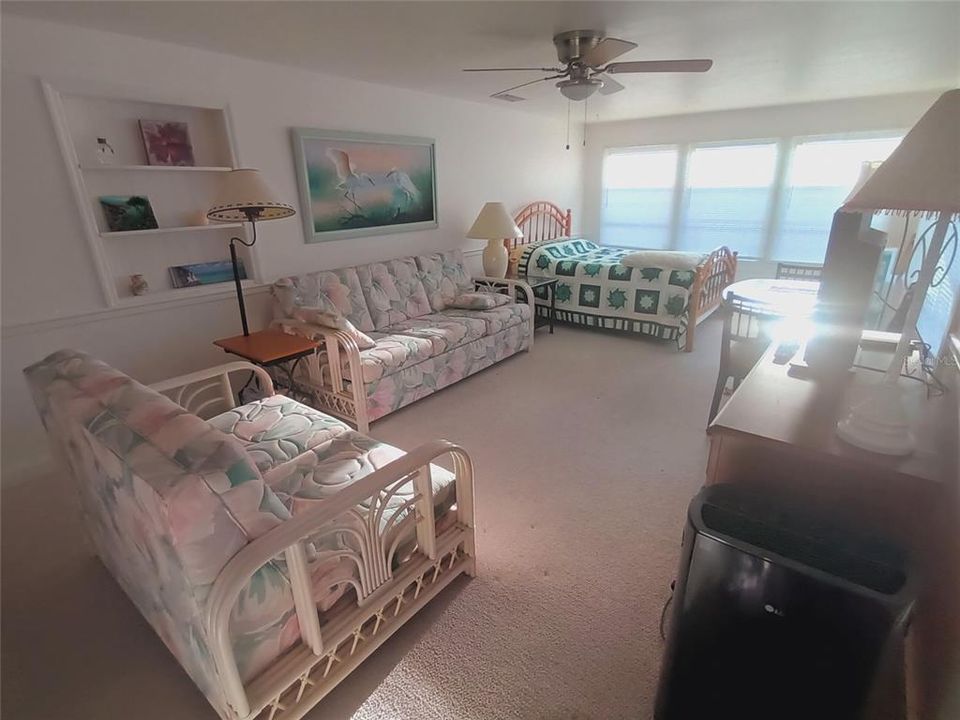 Под контрактом: $157,000 (2 спален, 2 ванн, 984 Квадратных фут)