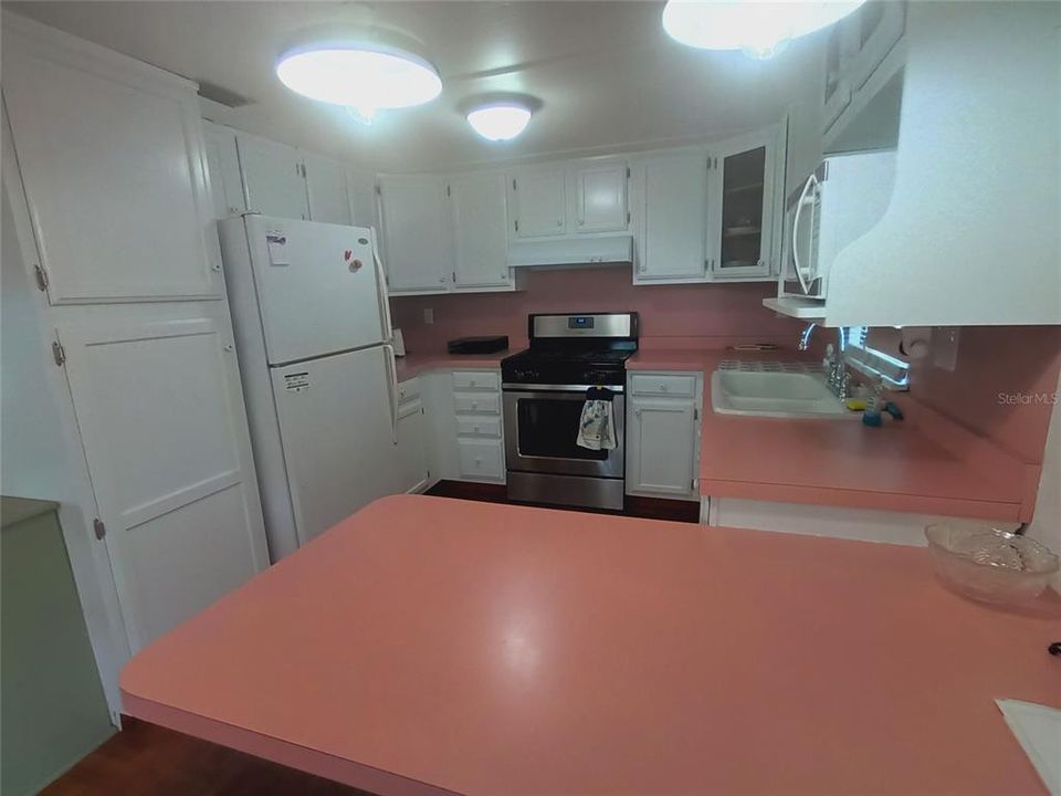 Под контрактом: $157,000 (2 спален, 2 ванн, 984 Квадратных фут)