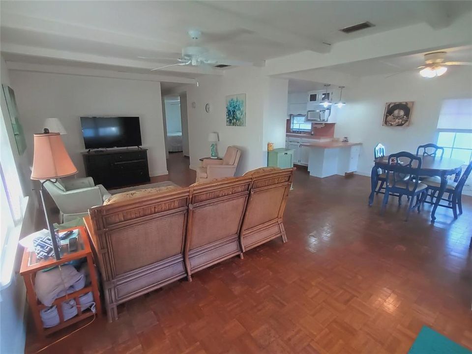 Под контрактом: $157,000 (2 спален, 2 ванн, 984 Квадратных фут)