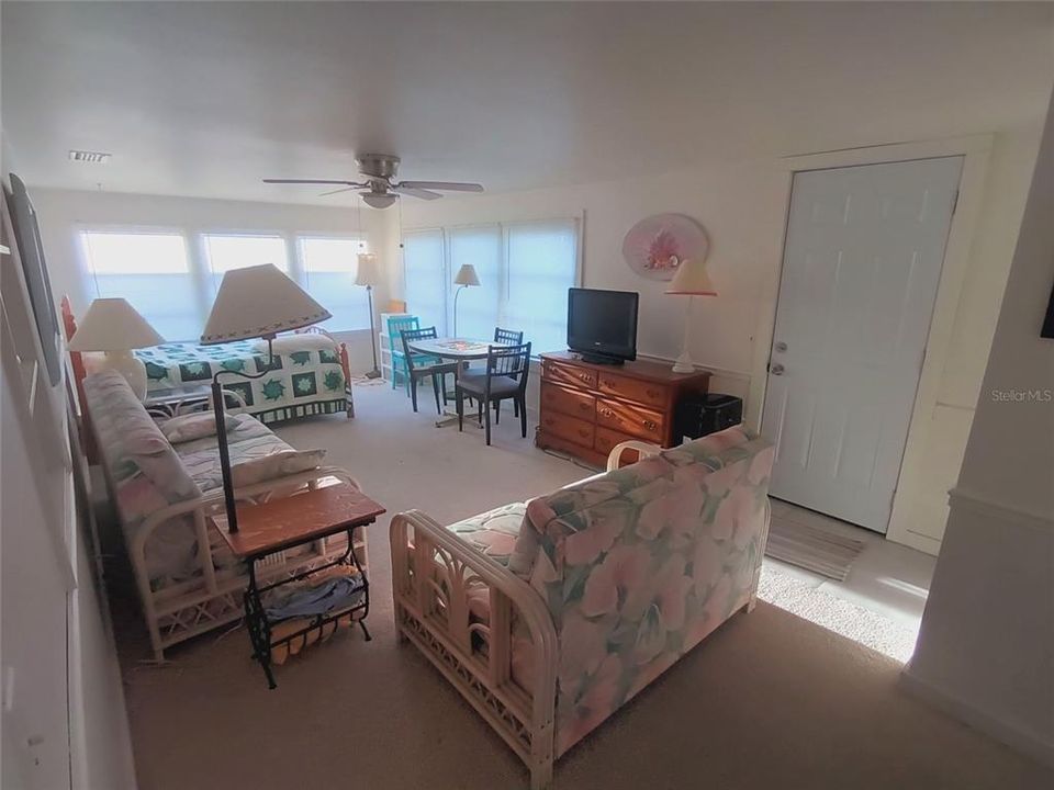 Под контрактом: $157,000 (2 спален, 2 ванн, 984 Квадратных фут)