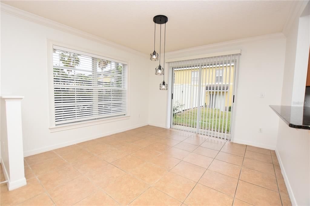 出租: $1,660 (3 贝兹, 2 浴室, 1302 平方英尺)