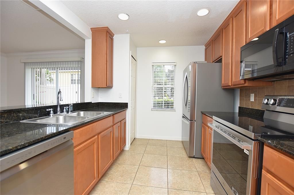 出租: $1,660 (3 贝兹, 2 浴室, 1302 平方英尺)