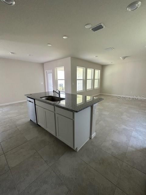 En Renta: $2,600 (4 camas, 3 baños, 2023 Pies cuadrados)