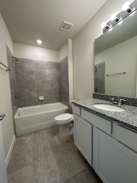 En Renta: $2,600 (4 camas, 3 baños, 2023 Pies cuadrados)