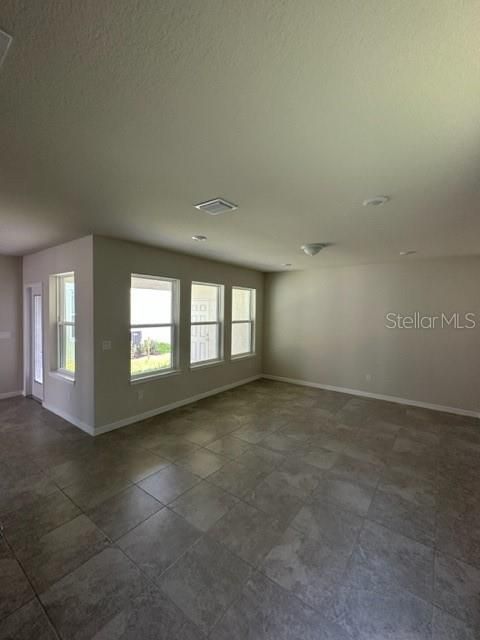 En Renta: $2,600 (4 camas, 3 baños, 2023 Pies cuadrados)