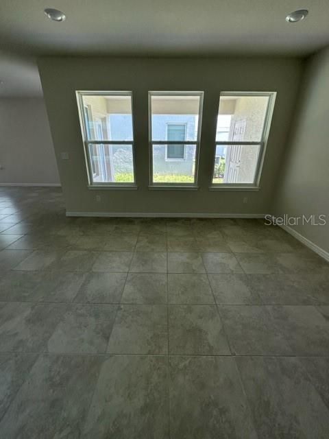 En Renta: $2,600 (4 camas, 3 baños, 2023 Pies cuadrados)