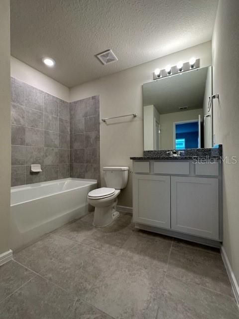 En Renta: $2,600 (4 camas, 3 baños, 2023 Pies cuadrados)