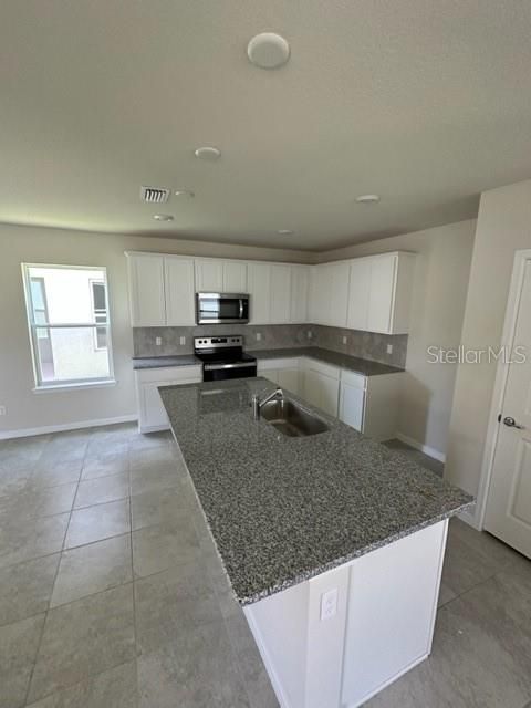 En Renta: $2,600 (4 camas, 3 baños, 2023 Pies cuadrados)