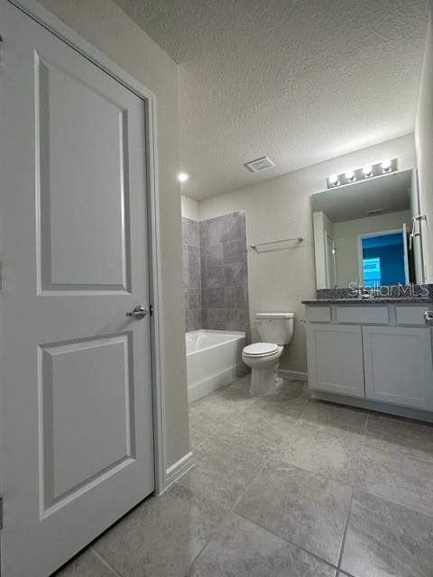 En Renta: $2,600 (4 camas, 3 baños, 2023 Pies cuadrados)