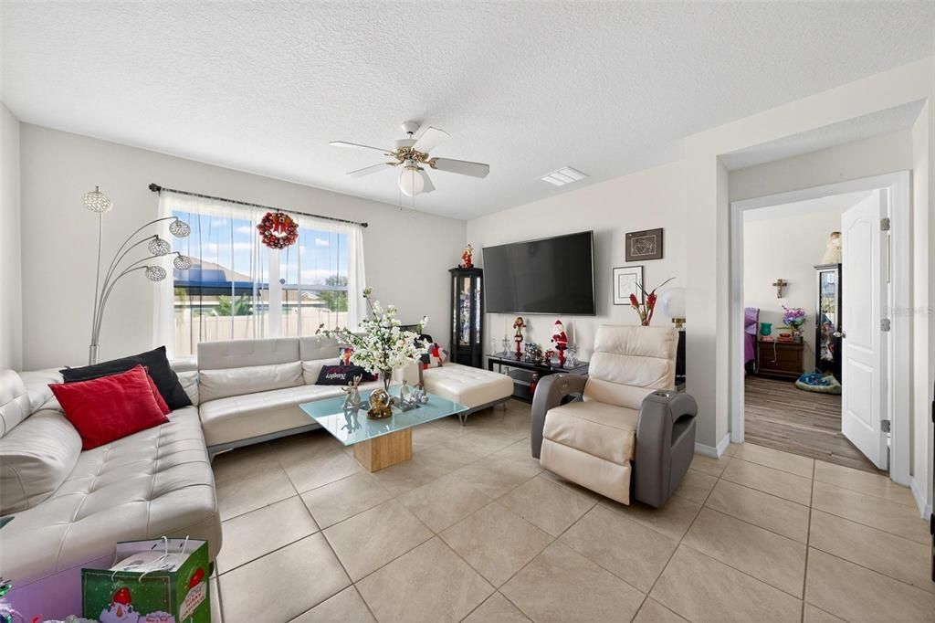 待售: $344,000 (4 贝兹, 2 浴室, 1867 平方英尺)