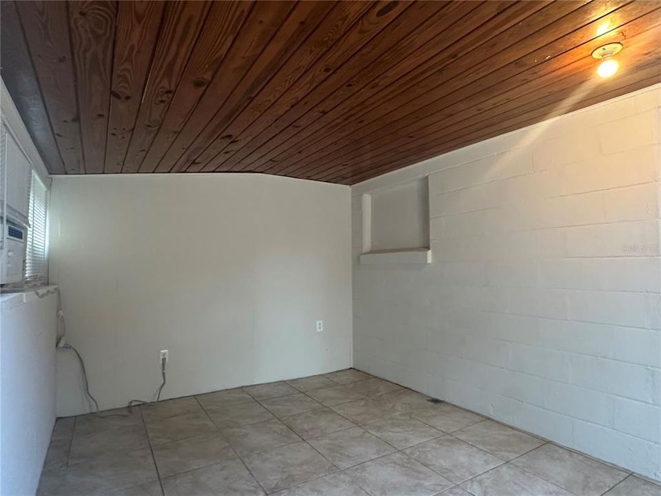 出租: $950 (1 贝兹, 1 浴室, 500 平方英尺)