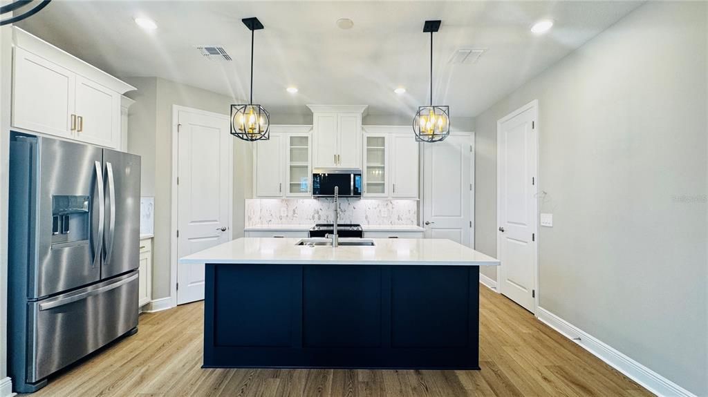 Под контрактом: $3,050 (3 спален, 2 ванн, 1788 Квадратных фут)