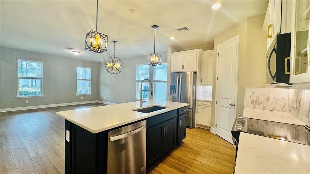 Под контрактом: $3,050 (3 спален, 2 ванн, 1788 Квадратных фут)