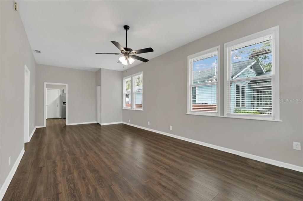 En Venta: $425,000 (5 camas, 2 baños, 1904 Pies cuadrados)