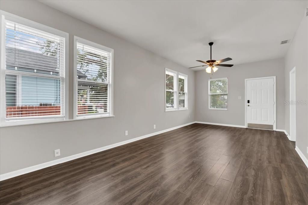 En Venta: $425,000 (5 camas, 2 baños, 1904 Pies cuadrados)