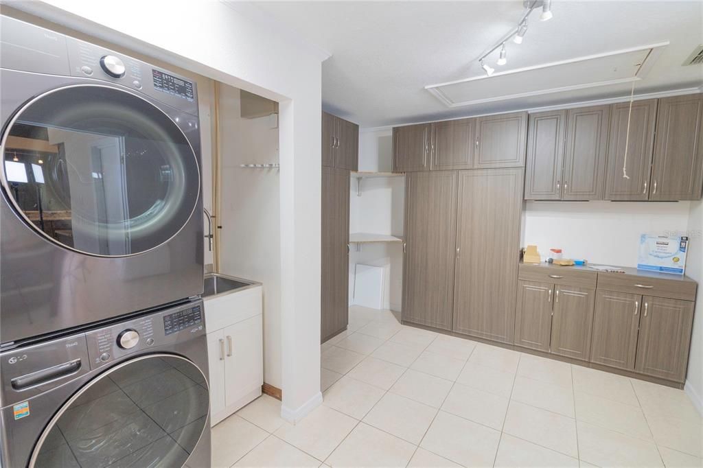 For Rent: $3,500 (3 beds, 2 baths, 2399 Square Feet)