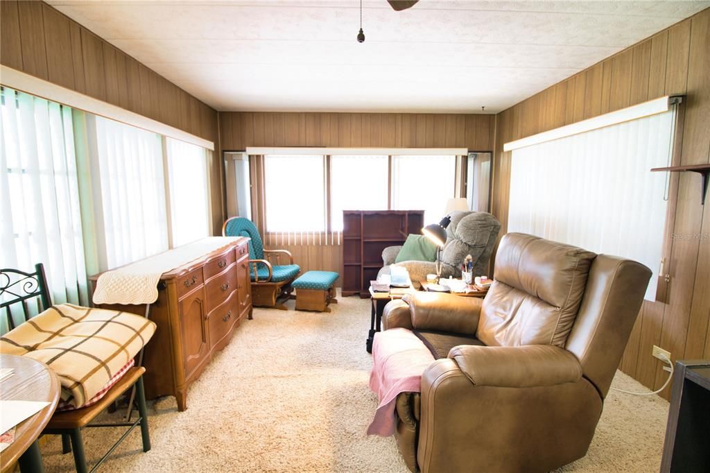 For Sale: $95,000 (2 beds, 1 baths, 672 Square Feet)