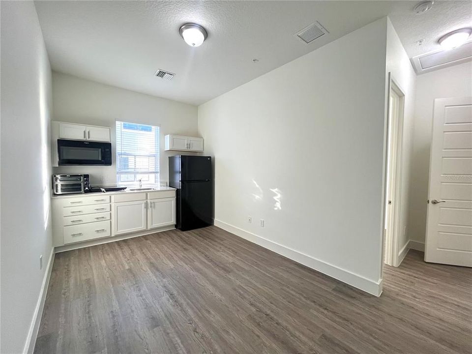 For Rent: $1,450 (1 beds, 1 baths, 440 Square Feet)