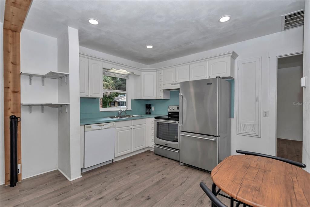For Sale: $249,000 (2 beds, 2 baths, 1044 Square Feet)