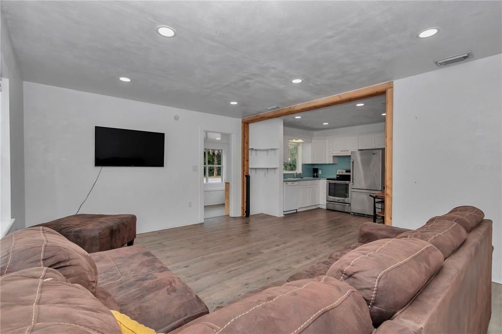 For Sale: $249,000 (2 beds, 2 baths, 1044 Square Feet)