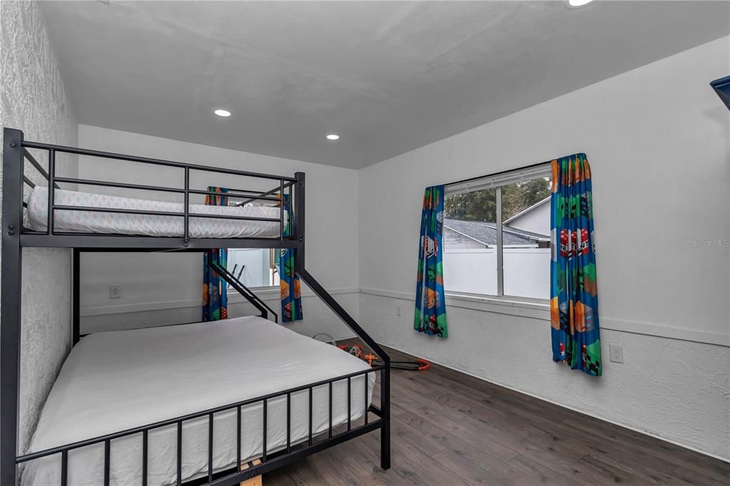 For Sale: $249,000 (2 beds, 2 baths, 1044 Square Feet)