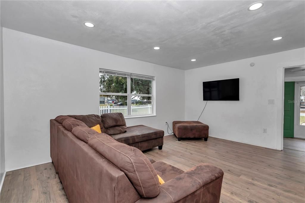 For Sale: $249,000 (2 beds, 2 baths, 1044 Square Feet)