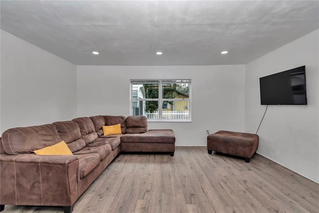 For Sale: $249,000 (2 beds, 2 baths, 1044 Square Feet)