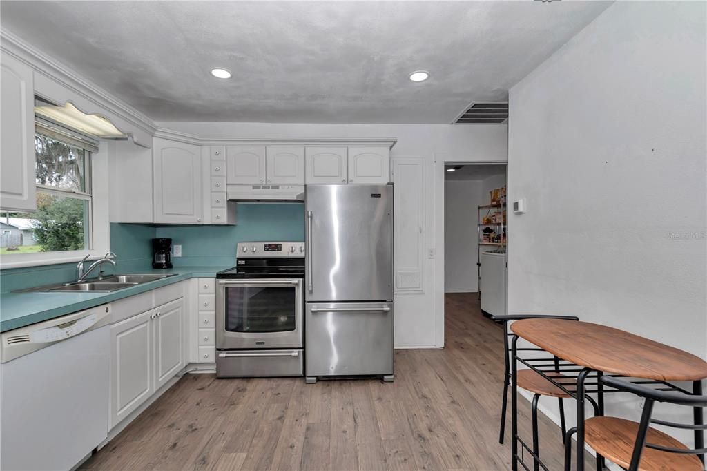 For Sale: $249,000 (2 beds, 2 baths, 1044 Square Feet)