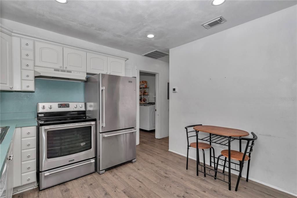 For Sale: $249,000 (2 beds, 2 baths, 1044 Square Feet)