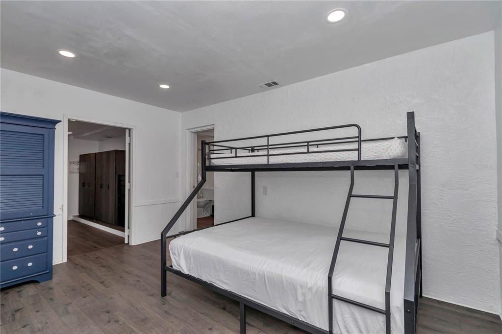 For Sale: $249,000 (2 beds, 2 baths, 1044 Square Feet)