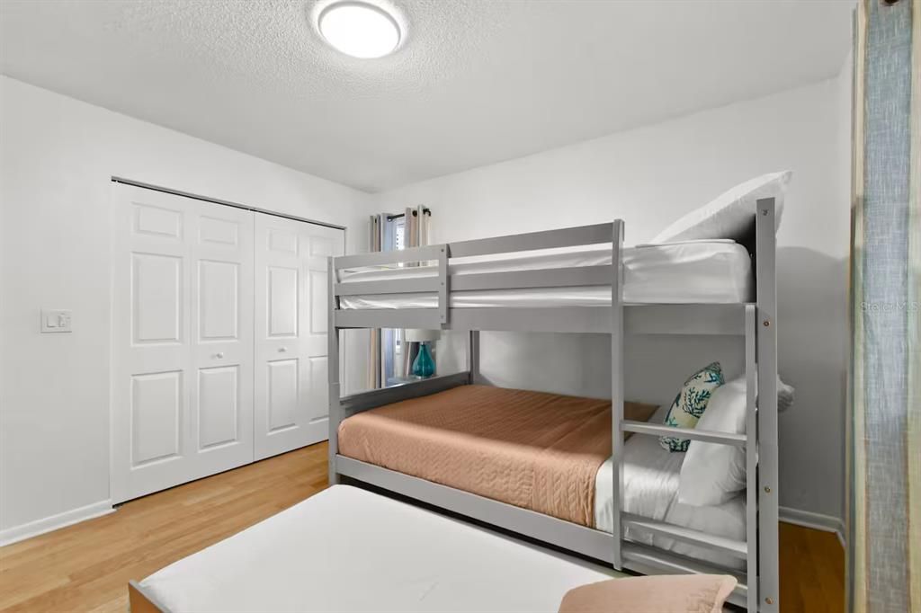 En Venta: $915,000 (4 camas, 3 baños, 2475 Pies cuadrados)