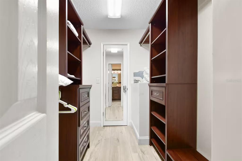 En Venta: $915,000 (4 camas, 3 baños, 2475 Pies cuadrados)